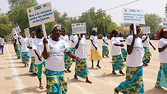 In Kamerun machen sich junge Frauen stark, um schädliche Praktiken wie Kinderarbeit, frühe Heirat und Gewalt gegen Kinder zu beenden In Kamerun machen sich junge Frauen stark, um schädliche Praktiken wie Kinderarbeit, frühe Heirat und Gewalt gegen Kinder zu beenden