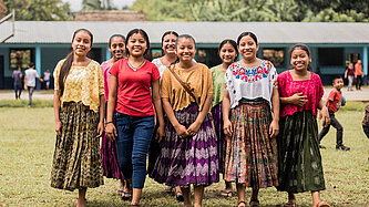 Guatemaltekische Mädchen auf dem Schulhof einer Leadership-Initiative.
