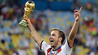 Mario Götze mit WM-Pokal.