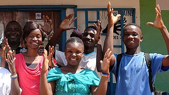 Gruppe vor Trainingszentrum 