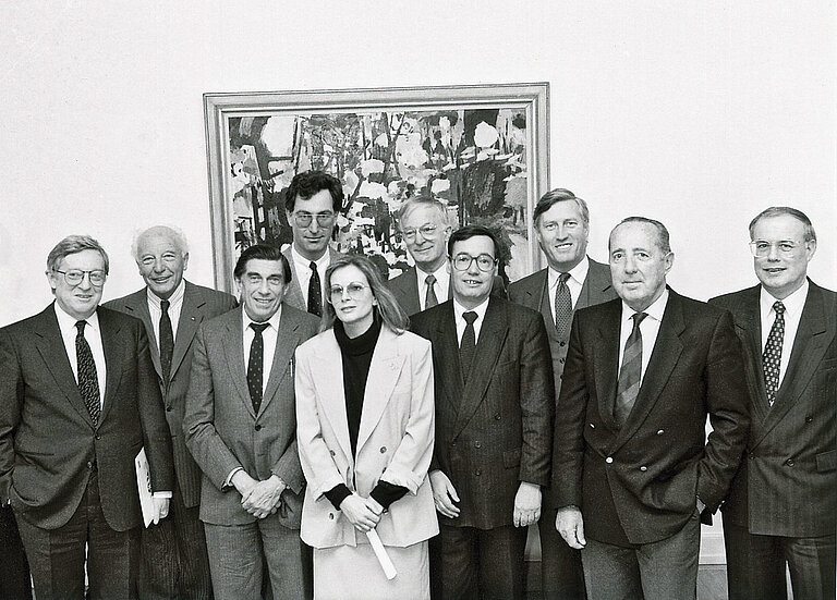 Die Gründungsmitglider von Plan International Deutschland 1989 in Bonn mit Marianne M. Raven als Geschäftsführerin