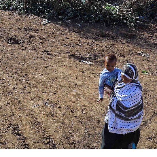 Regen zieht über einem Zeltlager auf