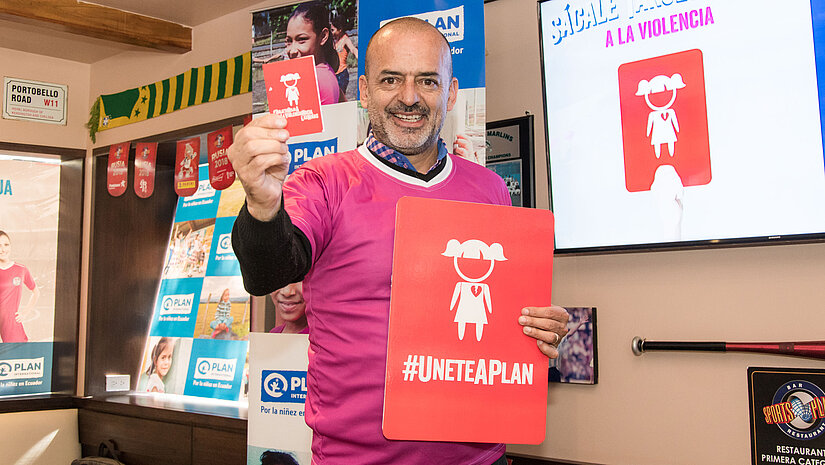 Sportreporter Oscar Portilla unterstützt die Kampagne und setzt sich gegen Gewalt gegen Mädchen ein. © Plan International