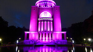Das Gebäude des Planetariums Hamburg wird im Dunkeln pink angeleuchtet.