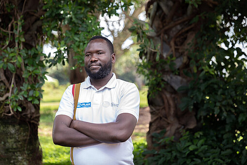 David Okeng in Uganda stehend 
