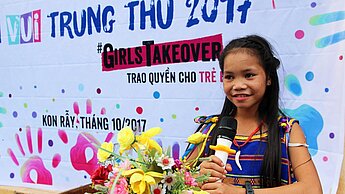 Die 12-jährige Hoa aus der Provinz Kon Tum in Vietnam übernahm die Rolle der Gemeindevorsitzenden und hielt eine Rede darüber, wie wichtig die Gleichberechtigung von Mädchen und Frauen für die Gesellschaft ist. Sie forderte, Mädchen eine Stimme zu geben, damit sie selbst Entscheidungen treffen und sich weiterentwickeln können. © Nguyen Cong Tuan/Plan International