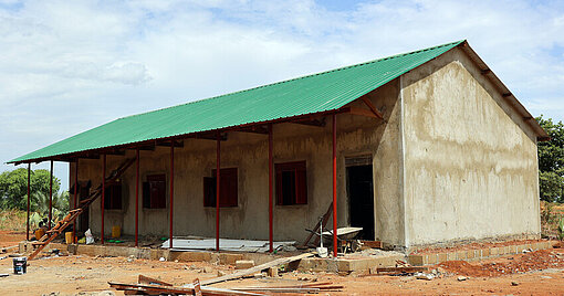 Neu erbaute Schule in Lake State in Südsudan 