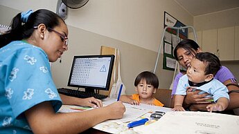 Diese Mutter in Peru kann mit ihren Kindern eine Gesundheitsstation besuchen. Diese Möglichkeit haben nicht alle Eltern.