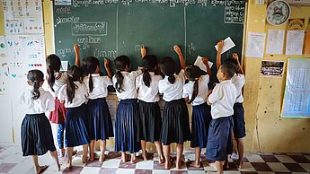 Fast 1,3 Milliarden Kinder weltweit gehen aufgrund der Corona-Pandemie derzeit nicht zur Schule. ©Plan International/Hartmut Schwarzbach