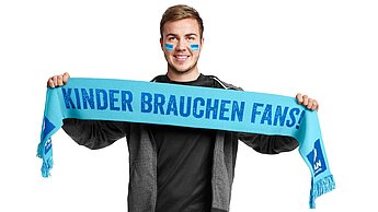Mario Götze ehrt sein Patenkind auf besondere Weise Mario Götze ehrt sein Patenkind auf besondere Weise