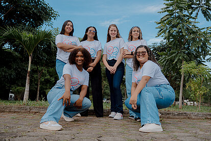 Sechs Junge Frauen stehen entschlossen beisammen