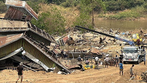 Aufräumarbeiten in Myanmar Aufräumarbeiten mit Kränen nach Erdbeben