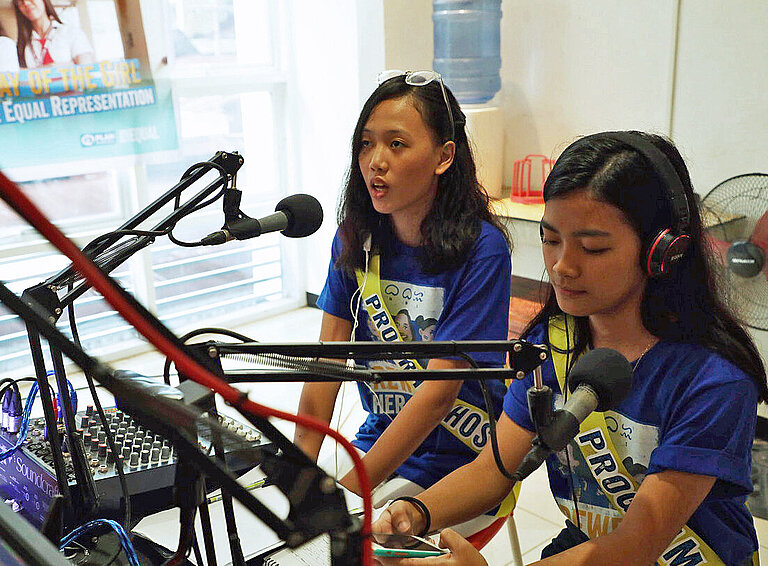 Kristine (links) und die Plan-Jugendmediengruppe machen Radio