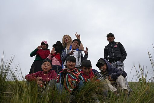 Gruppenbild Enissa steht zwischen einigen Kindern.