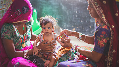 Unterernährung lässt sich schnell bei Kindern feststellen, indem ihr Armumfang mithilfe eines Maßbandes gemessen wird. © Plan International