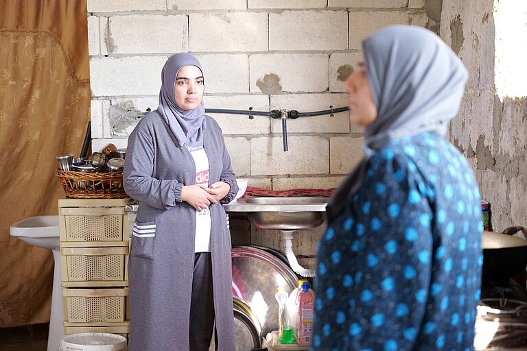 Amana und ihre älteste Tochter Siham stehen in der Küche. 