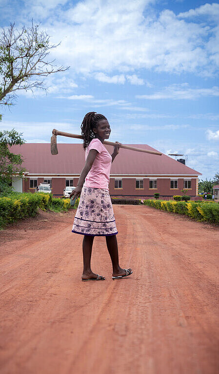 Mädchen steht auf einem Weg in Uganda