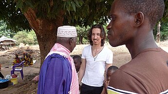 Auf dem Weg durchs Dorf trifft Markus Streicher den Großvater von Ansumane.