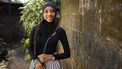 Isatu möchte grundlegende Veränderungen in ihrem Land erreichen und Mädchen eine bessere Zukunft ermöglichen. © Girls Advocacy Alliance / Ilvy Njiokiktjien Isatu möchte grundlegende Veränderungen in ihrem Land erreichen und Mädchen eine bessere Zukunft ermöglichen. © Girls Advocacy Alliance / Ilvy Njiokiktjien
