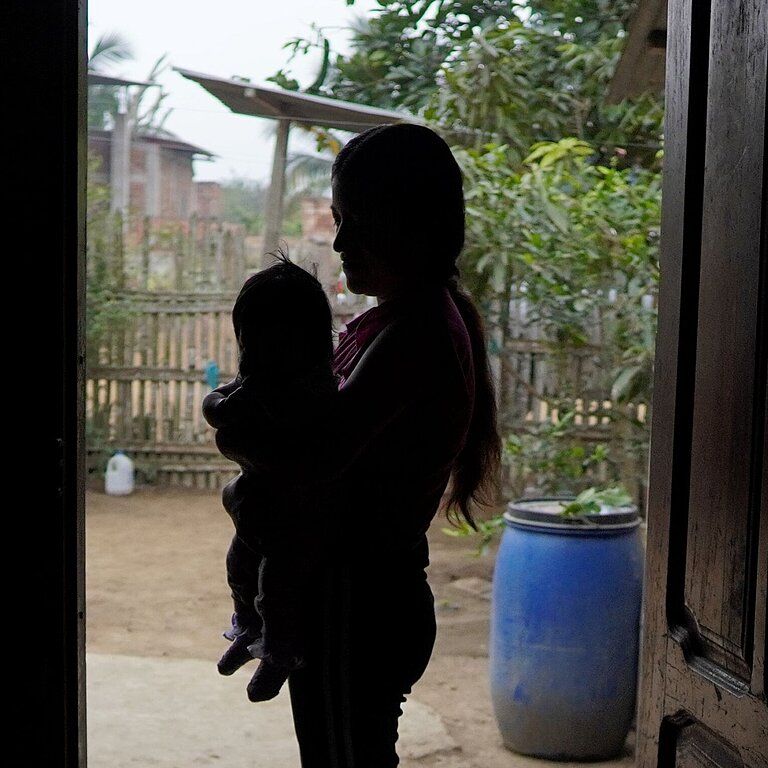 Umrisse von Jen und ihrer Tochter