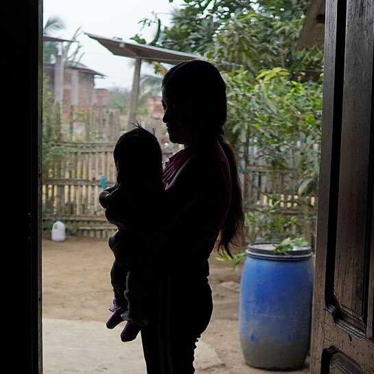 Jen und ihre Tochter im Eingang ihres Zuhauses Umrisse von Jen und ihrer Tochter