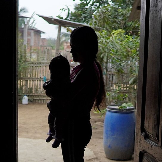 Umrisse von Jen und ihrer Tochter