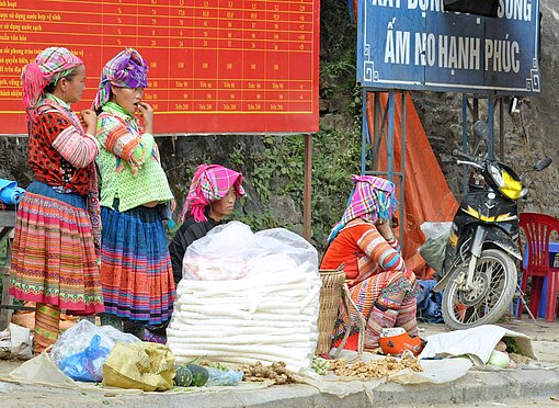 Ethnische Minoritäten in der nordvietnamesischen Provinz Ha Giang Frauen in bunten Kleidern