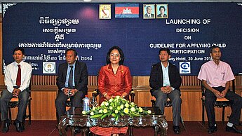 Soeung Sarsochetta, Staatsministerin für Arbeit und Bildung, stellte zusammen mit Vertretern von Plan International Kambodscha die neue Richtlinie vor.