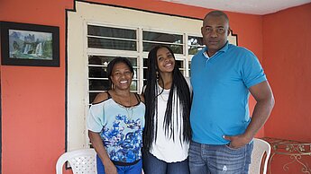 Yadis Eltern unterstützen die Ambitionen ihrer ehrgeizigen und optimistischen Tochter. © Plan International / Anika Buessemeier