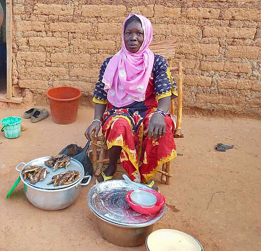 Das Plan-Projekt will Frauen in ländlichen Gebieten von Burkina Faso über die schwerwiegenden Folgen von FGM/C informieren und bestmöglich schützen Eine Frau sitzt an einem Marktstand