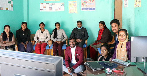 Roshani (3. v. r.) und andere junge Aktive aus dem südlichen Terai im Ressourcenzentrum von Koshi Roshani (3. v. r.) und andere junge Aktive aus dem südlichen Terai im Ressourcenzentrum von Koshi