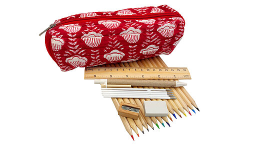 Federmäppchen in rot, darunter das Schreibmaterial.