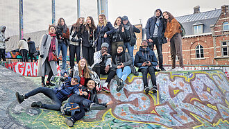 [Translate to deutsch (AT):] Jugendliche haben die Chance, an einer ganz besonderen Fotosession teilzunehmen. © Plan International