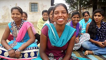 Um ihre Gemeinde vor den Folgen von Frühverheiratung zu warnen, haben sich Kiran und ihre Freundinnen zusammengeschlossen und klären Eltern und Mädchen regelmäßig über die Kinderrechtsverletztung auf. © Plan International