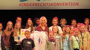 Bundesministerin Manuela Schwesig mit engagierten Kindern und Jugendlichen.