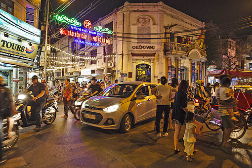Die geschäftige Altstadt von Hanoi mit unzähligen Cafés, Restaurants und Hotels am Abend Belebte GAsse in der Altstadt von Hanoi