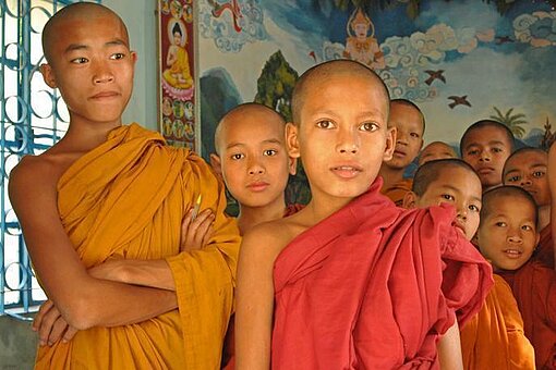 Kinder in einer buddhistischen Klosterschule. Buddhistische Kinder in Mönchsumhängen.