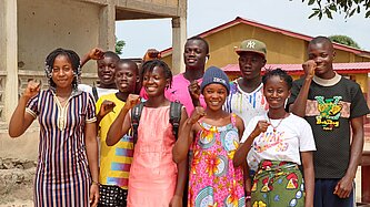 Gruppenfoto des Jugendkomitees in bunten Klamotten 