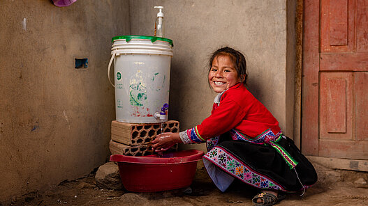 Wir verbessern die Wasserversorgung in ländlichen Gebieten in Bolivien. Das Bild stammt aus einem ähnlichen Projekt in Peru. 