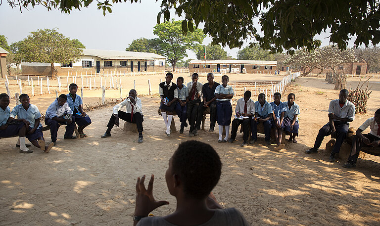 Jugendliche in Sambia diskutieren gemeinsam