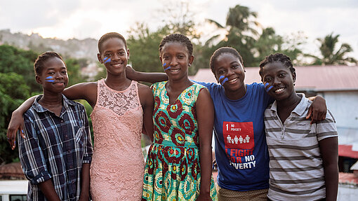Gemeinsam mit anderen Mädchen setzt sich Rosaline für Gleichberechtigung in Sierra Leone ein. Rosaline mit vier anderen Mädchen.