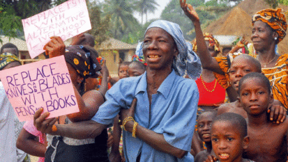 Frauen und Kinder demonstrieren bei einer Gemeindeveranstaltung gegen die weibliche Genitalverstümmelung. © Suzanne Eichel / Bild stammt aus einem ähnlichen Plan-Projekt in Sierra Leone