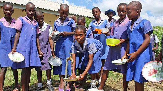 Mit diesem Geschenk unterstützen Sie den Zugang zu Wasser für 100 Personen in den Projektregionen, auch an Schulen.