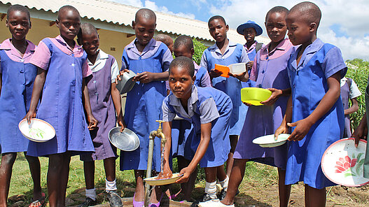 Mit diesem Geschenk unterstützen Sie den Zugang zu Wasser für 100 Personen in den Projektregionen, auch an Schulen. Mit diesem Geschenk unterstützen Sie den Zugang zu Wasser für 100 Personen in den Projektregionen, auch an Schulen.