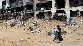 Kaputtes Gebäude mit Trümmern