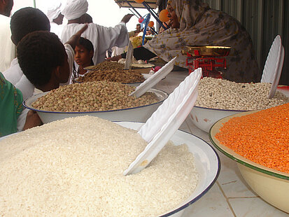 Typische Lebensmittel im Sudan: Reis, Bohnen und Linsen. Typische Lebensmittel im Sudan: Reis, Bohnen und Linsen.