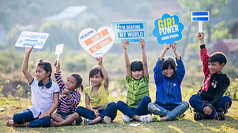 In Vietnam lernen Mädchen und Jungen auf spielerische Art und Weise, dass Mädchen Rechte haben. © Plan International / Duc Nguyen Minh In Vietnam lernen Mädchen und Jungen auf spielerische Art und Weise, dass Mädchen Rechte haben. © Plan International / Duc Nguyen Minh