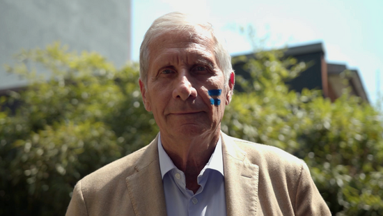 Ulrich Wickert mit dem blauen Girls Get Equal Gleichzeichen auf der Wange.