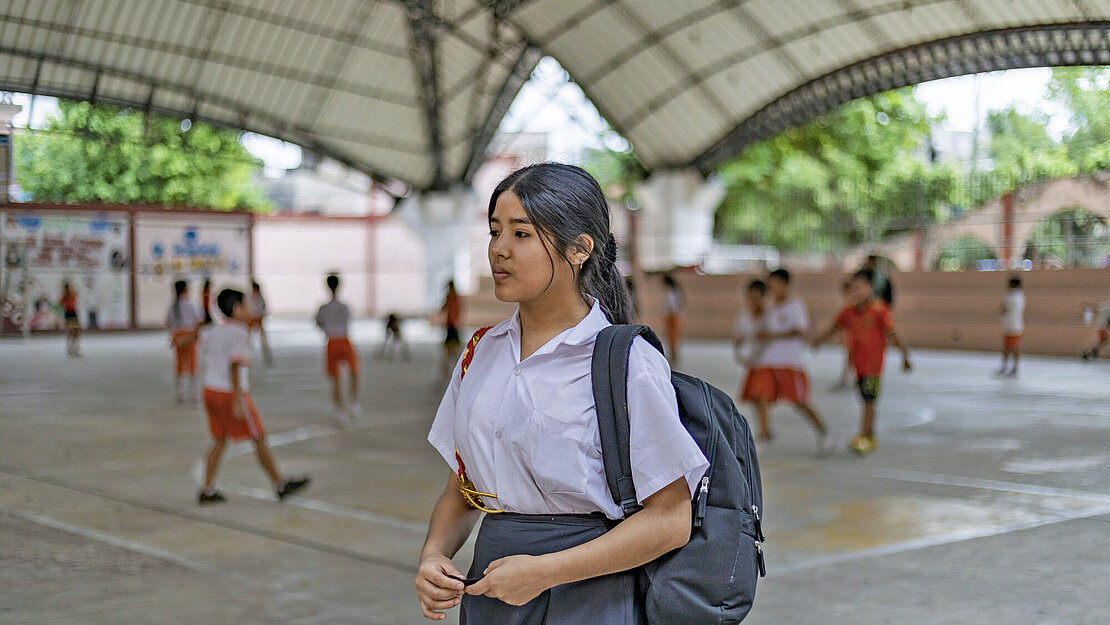 Auf dem Schul-Campus spricht Natsumi (16) mit Gleichaltrigen über Sorgen, Nöte und Familienplanung Ein Mädchen in einer Sporthalle
