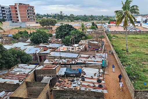 In Maputo stehen Wolkenkratzer neben Slumgebieten Selbst gebaute Hütten und Hochhäuser